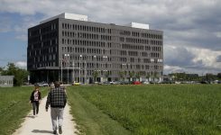 Pamatakmens ielikšana jaunās VID biroja ēkai „Biroju centram Ezerparks”